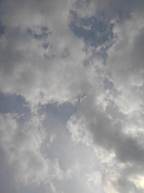 雲の隙間から見える空もオツなものです。