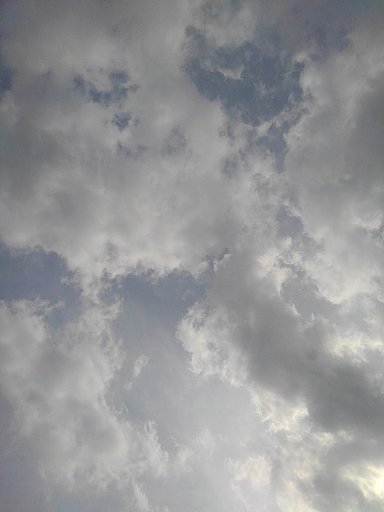 雲の隙間から見える空もオツなものです。