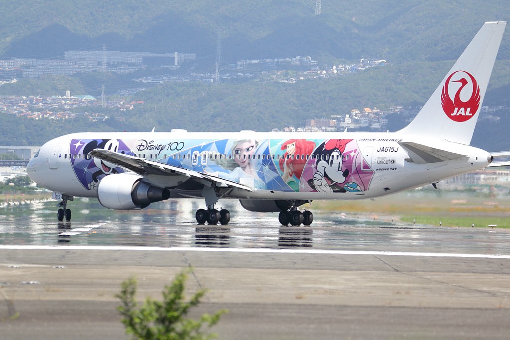 伊丹空港・JALディズニー特別塗装機・出発