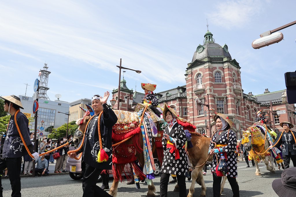 チャグチャグ馬コ、街中行進
