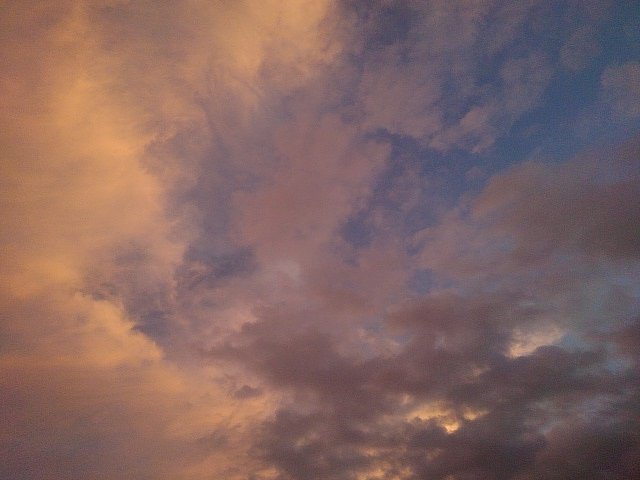 嵐の前の紫色の空