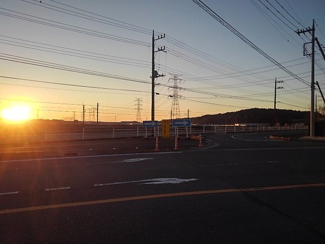冬の日の出の道