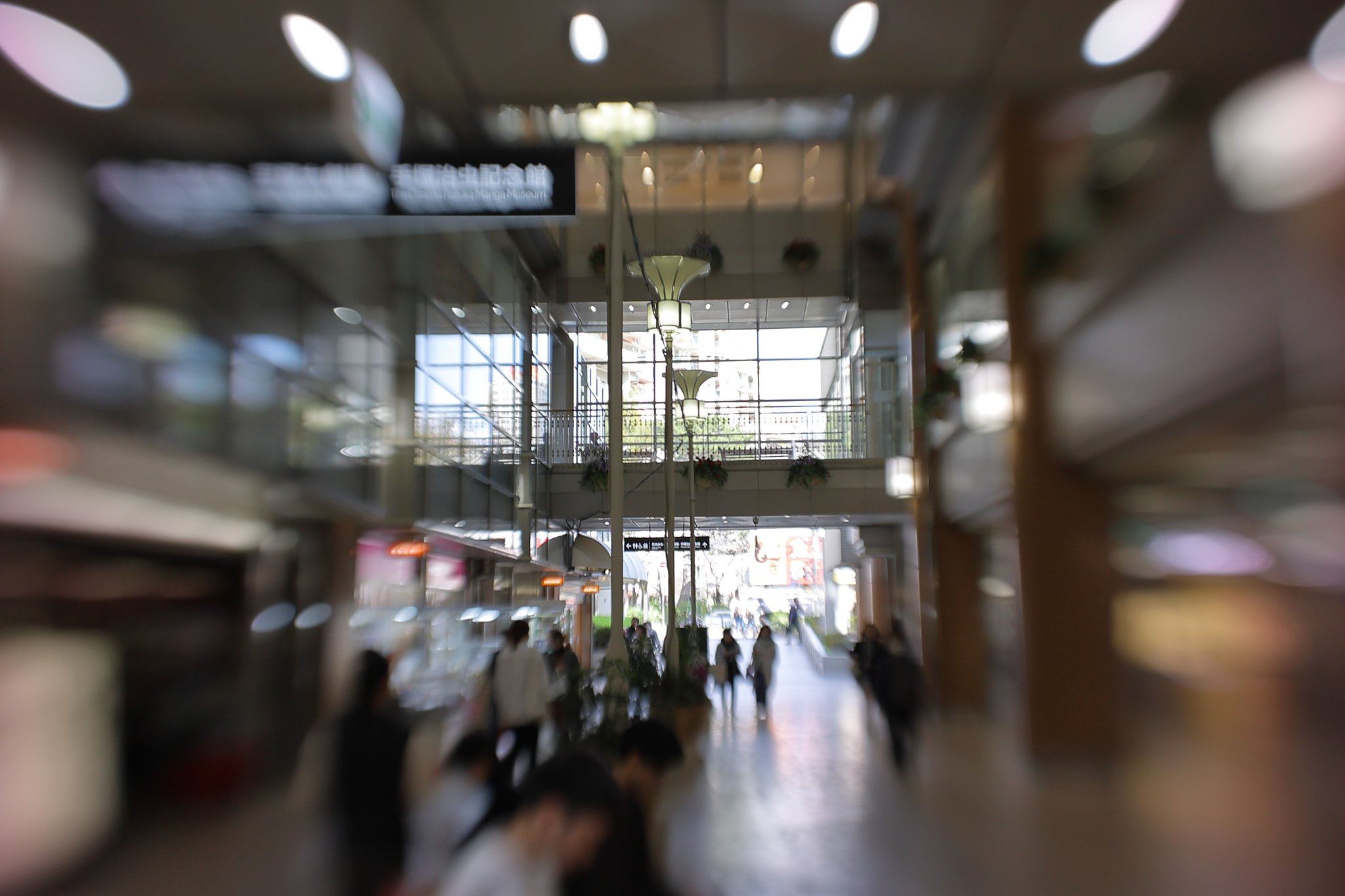 駅コンコースにて