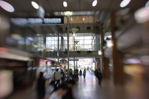駅コンコースにて