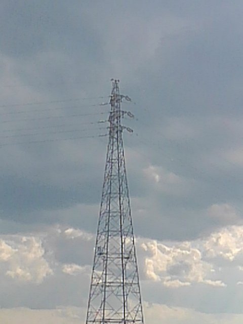鉄塔と様々な形の雲