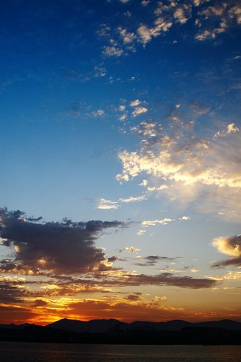[陽光]朝日と青空