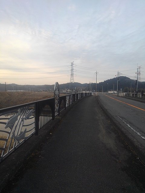 歩道から見えた郊外の橋