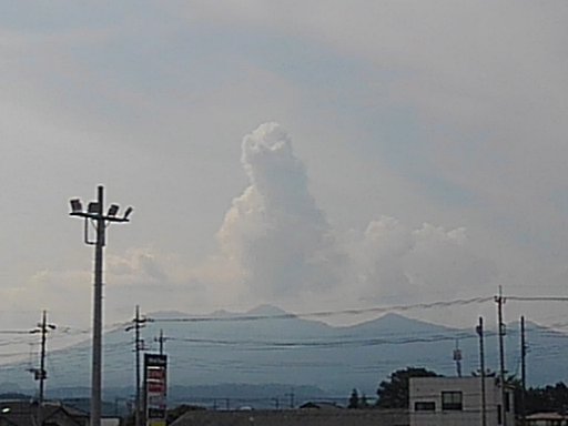 駐車場から見えた山と入道雲