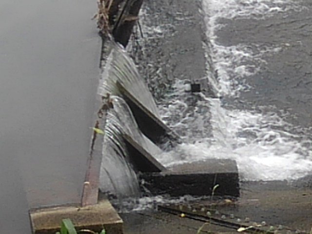 水飛沫の目立つ堰