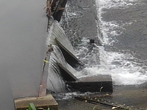 水飛沫の目立つ堰