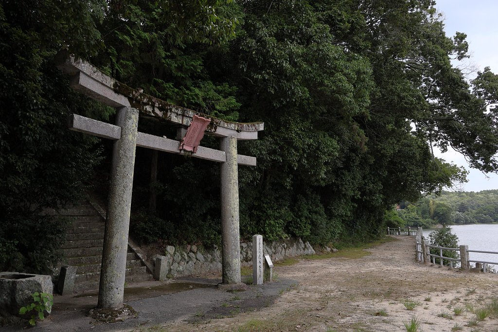 神社の裏には湖が有ります