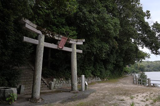 神社の裏には湖が有ります