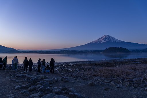 冠雪染まる