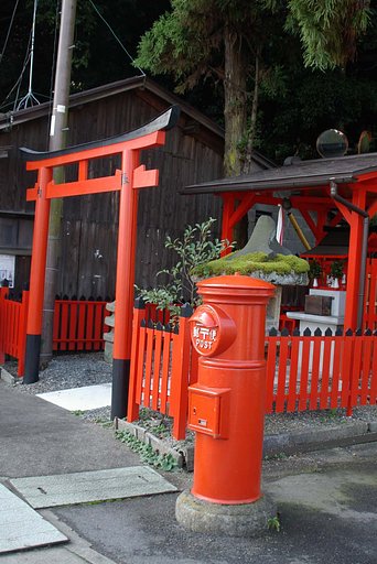 ポストと稲荷、赤の競演