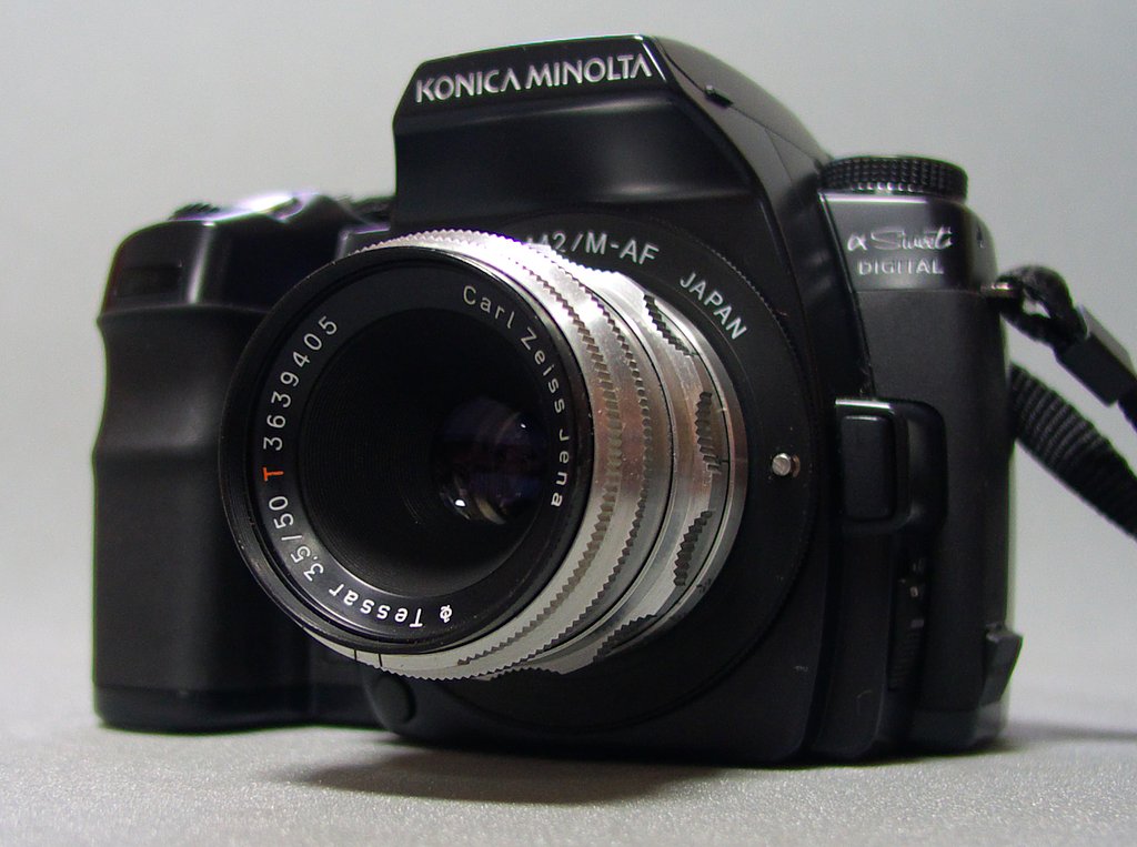 Carl Zeiss 　と　コニカミノルタ