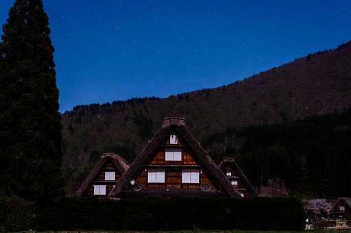 真夜中の白川郷Ⅱ_月光下の合掌造り