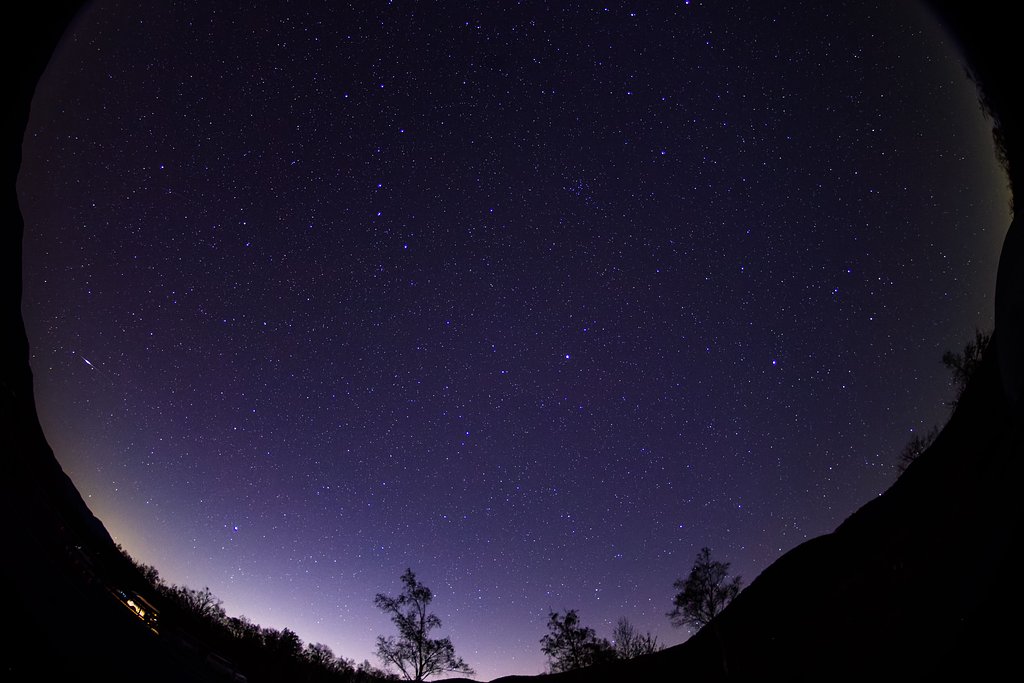 春の大曲線に流星