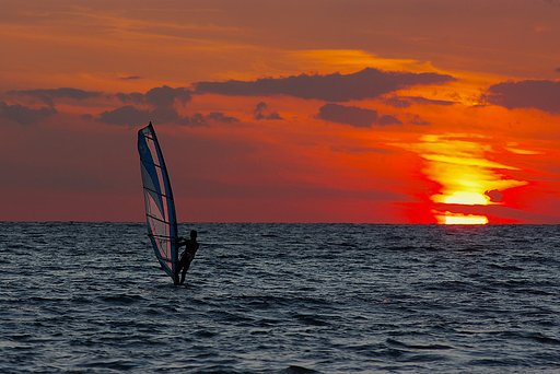夕日を浴びたウィンドサーフィン