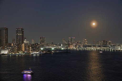 竹芝桟橋から見た満月