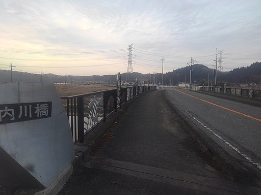 朝の歩道からの道路橋