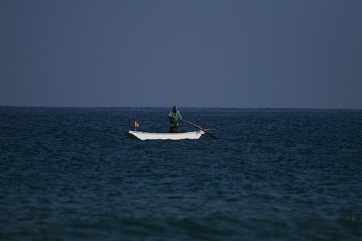白い船　青い海