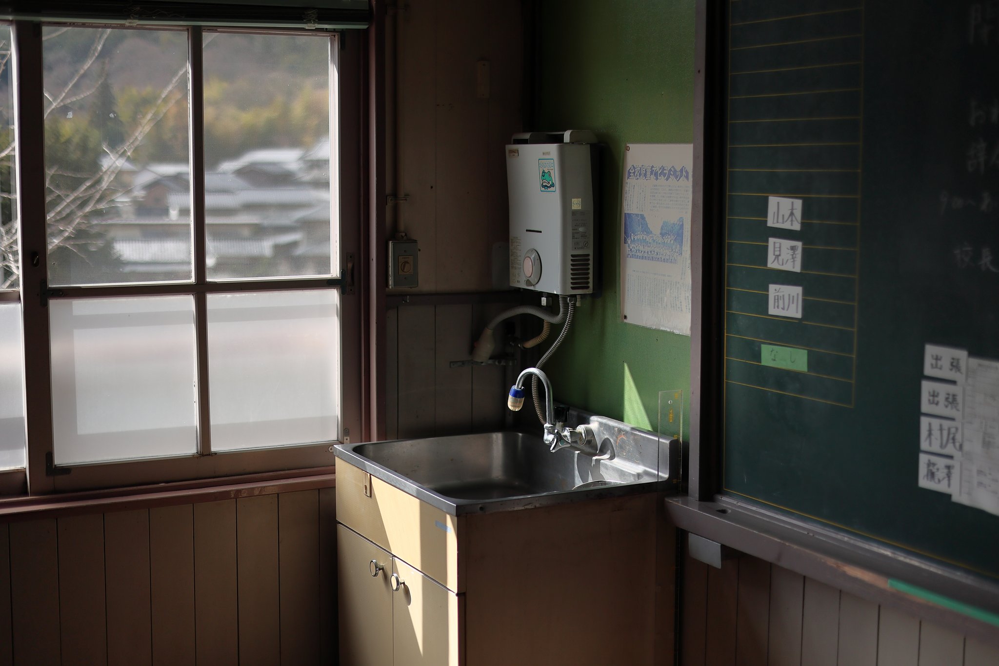 廃校の小学校にて