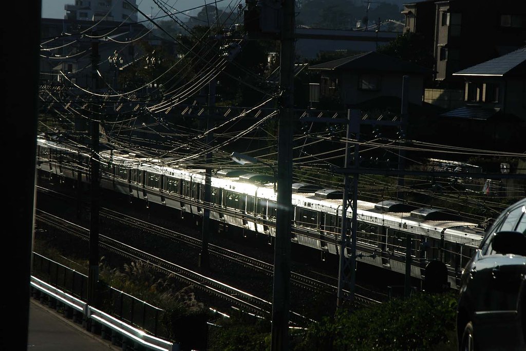 西日に輝く金属達