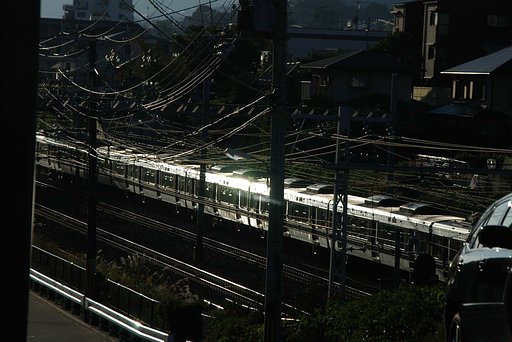 西日に輝く金属達