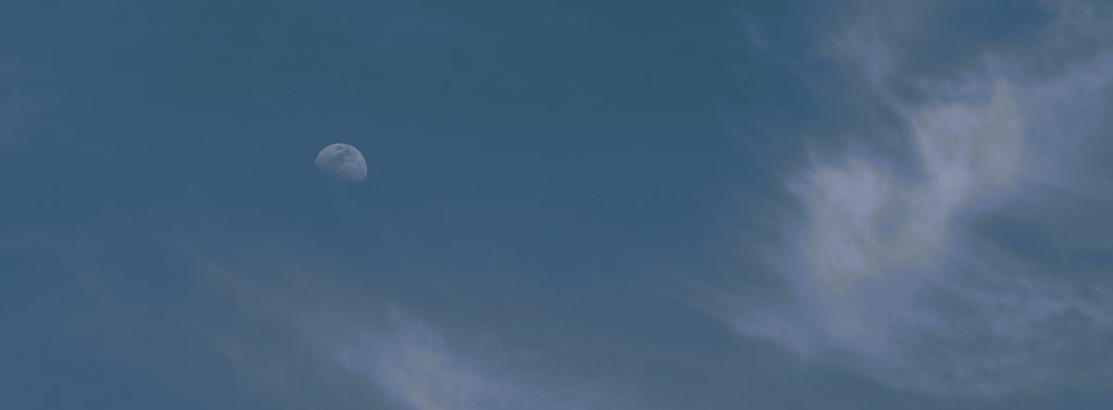 白い月