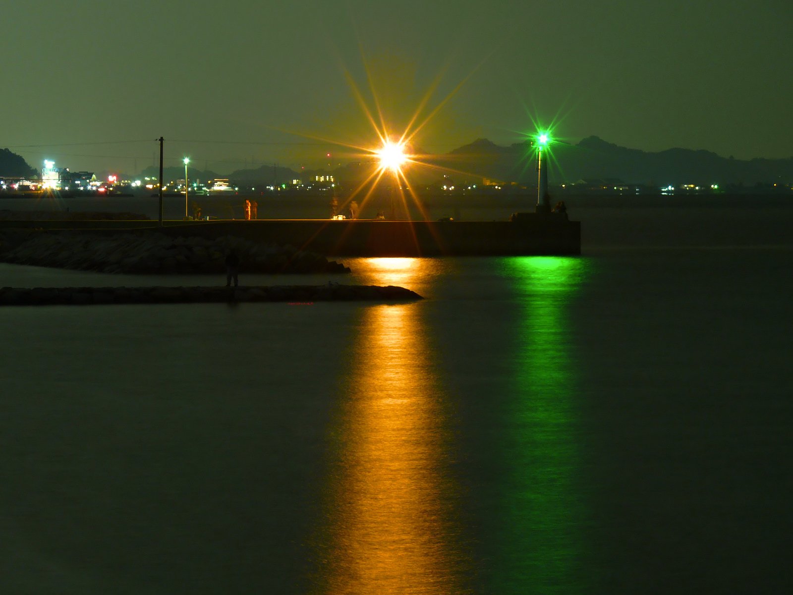 瀬戸の夜景　灯台と釣人