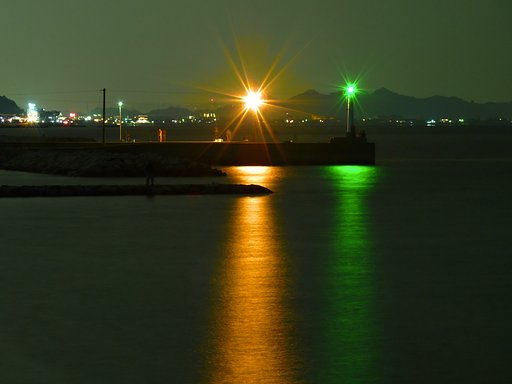 瀬戸の夜景　灯台と釣人