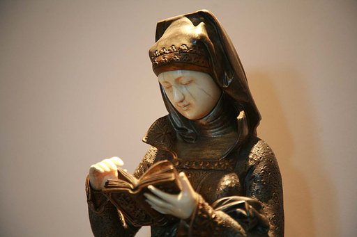 読書する女性