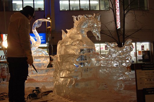 氷の彫刻作成中