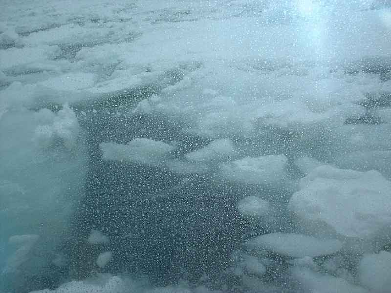 流れる氷