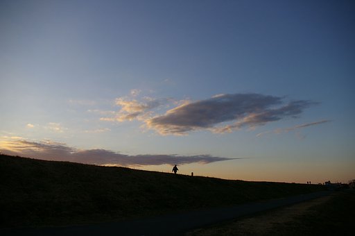 夕焼け空の散歩道