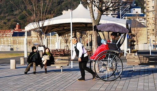 そこのけそこのけ車が通る〜