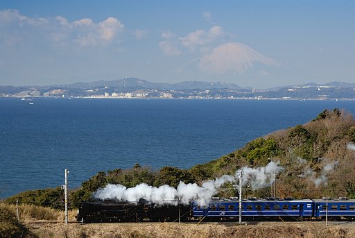 東京湾に浮かぶ富士とＤ５１−４９８