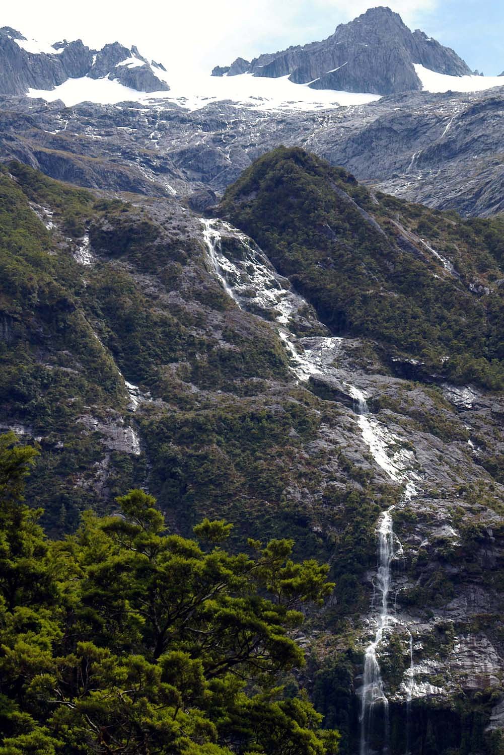 雪解けの滝