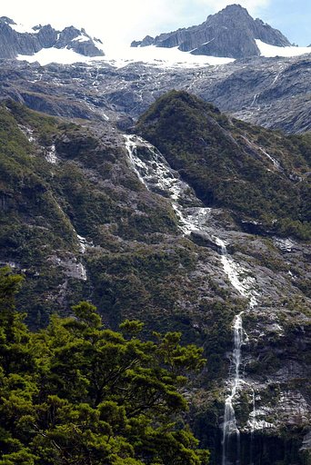 雪解けの滝