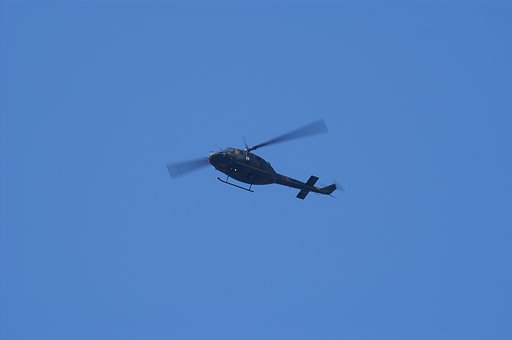 青空を散歩中のヘリ