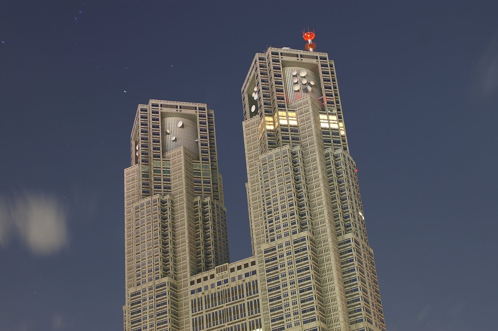 深夜の東京都庁舎