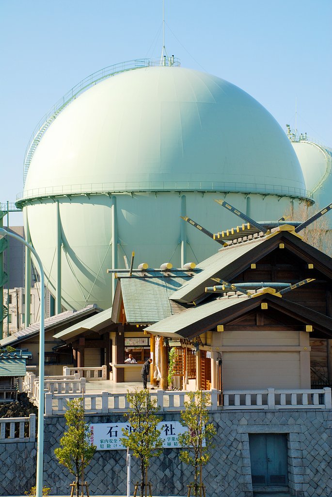 ガスタンクと神社