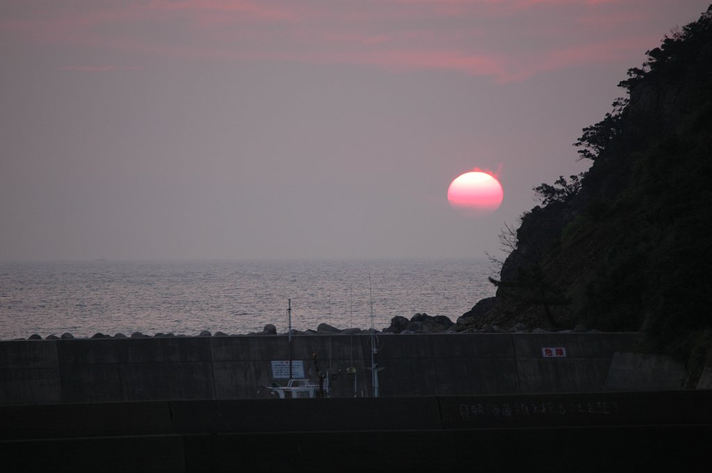 堤防と山と夕日