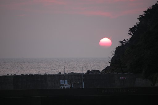 堤防と山と夕日