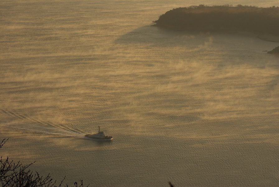 海霧の中を航行中