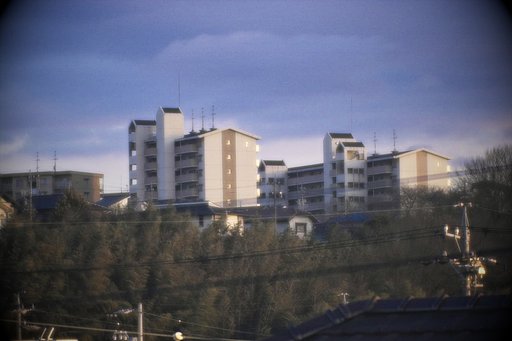 「写楽」　丘の上のアパート