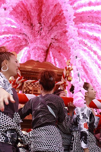 【愛】の花みこし