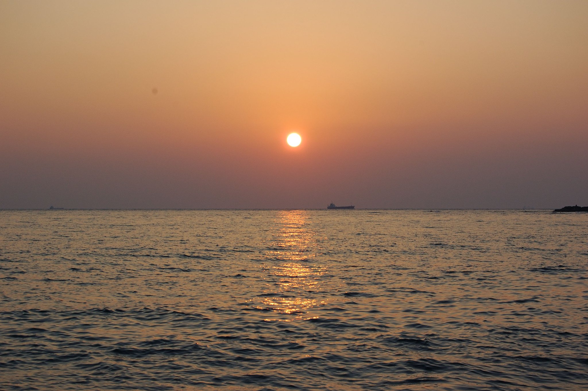 沈む夕日に・・・