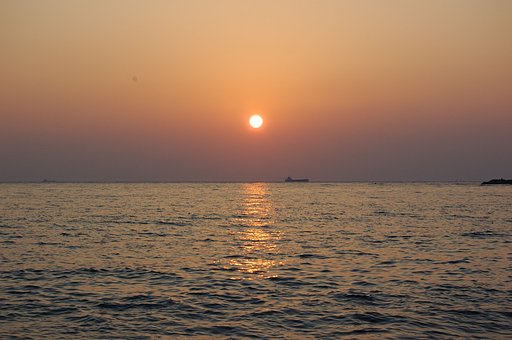 沈む夕日に・・・