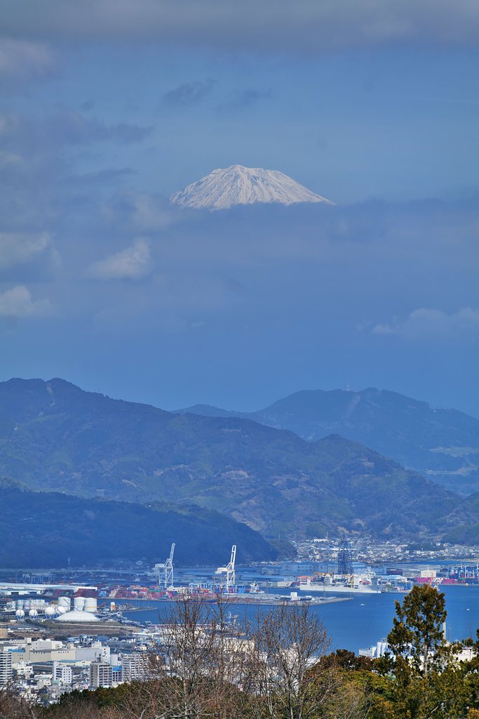 港町の空、ポツンと顔を出す